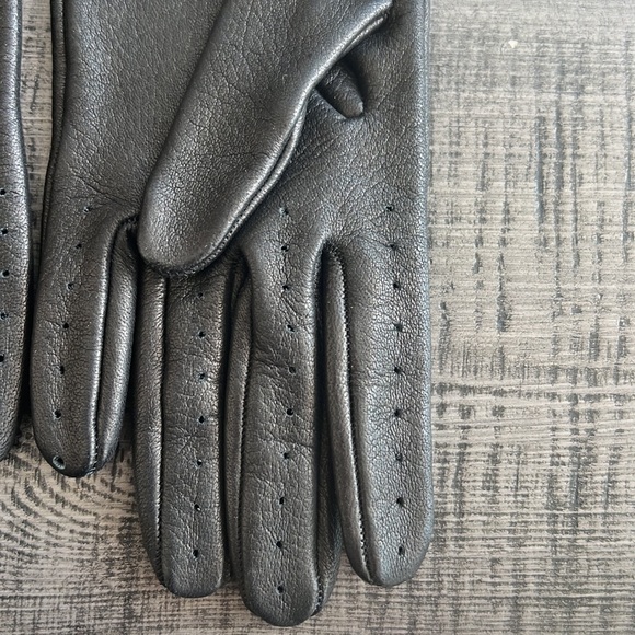 Burberry Leather Primrose gloves - Picture 13 of 17